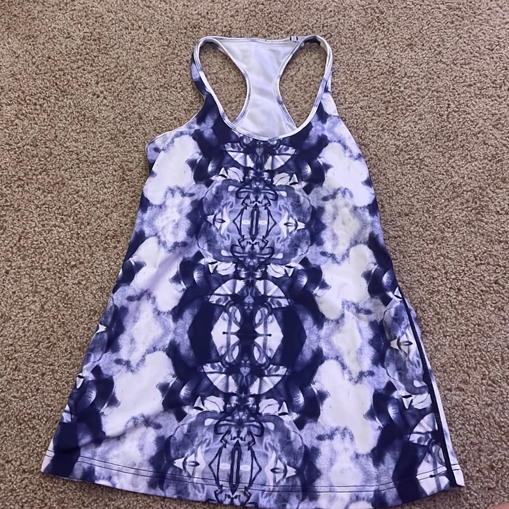 Lululemon tank top blue and white not sure what size either 6 or 8